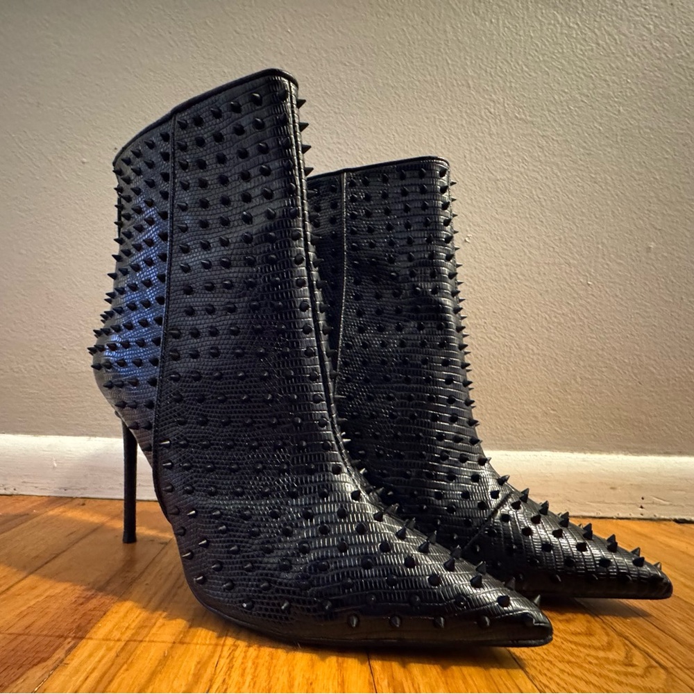 Steve Madden Black Studded Via Women's Ankle Boots size 10. Concert shoes